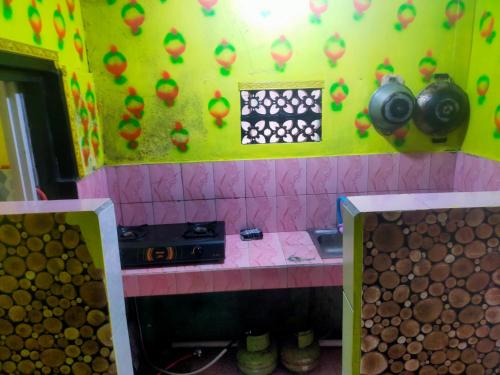 cocina con encimera y fogones en una habitación en Penginapan sweety homestays & Villas, en Ciwidey
