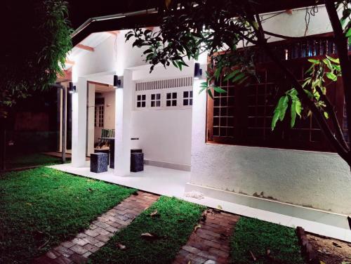 un patio delantero de una casa por la noche en Araliya Uyana Residencies Colombo - Entire House with Two Bedrooms, en Colombo