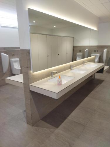 łazienka z 2 umywalkami i dużym lustrem w obiekcie Wahwik's House w mieście Ubud
