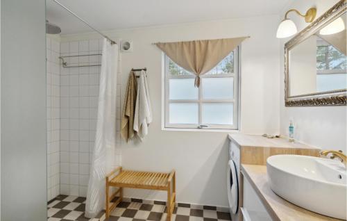 Et badeværelse på Cozy Home In Jerup With Wifi