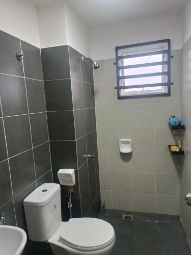 uma casa de banho com um WC e um lavatório em Homestay an nur em Kuantan