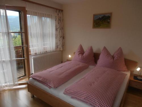 A bed or beds in a room at Bauernhof Bachgut