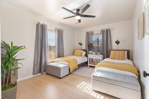 Un pat sau paturi într-o cameră la Tulsa Vintage Chic Cottage - King Bed Expo, TU, Dtwn