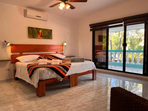 1 dormitorio con cama y ventana grande en Casa Puerto Morelos, en Puerto Morelos