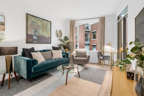 Stylish One Bedroom Retreat, Downtown Victoria, Fitness Room, Incredible Location!