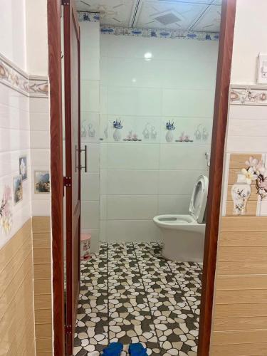 a bathroom with a toilet and a shower with a toilet at Nhà nghỉ phương nam in Ấp Rạch Mẹo