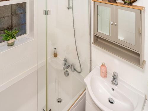 bagno bianco con doccia e lavandino di Camoor Cottage a Hornsea
