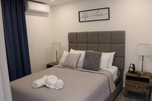 a bedroom with a bed with two towels on it at Nuevo apartamento en Stanza in San Pedro Sula