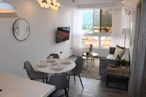 a kitchen and living room with a table and chairs at Nuevo apartamento en Stanza in San Pedro Sula