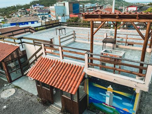una vista aérea de un edificio con un banco y un faro en Casa 2 - Estrela Dalva en Farol de Santa Marta