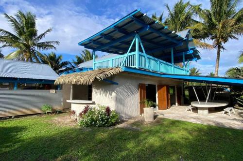 アロランギにあるTapunui Spacious Retreat with Superfast Internetの青屋根の家