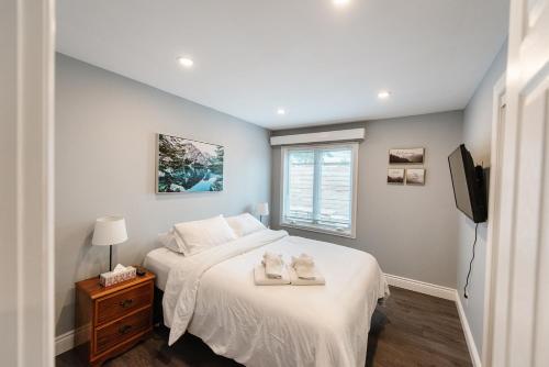 ein Schlafzimmer mit einem Bett mit zwei Handtüchern darauf in der Unterkunft Home away from home, 5bdr, fastwifi, spacious home in Hamilton