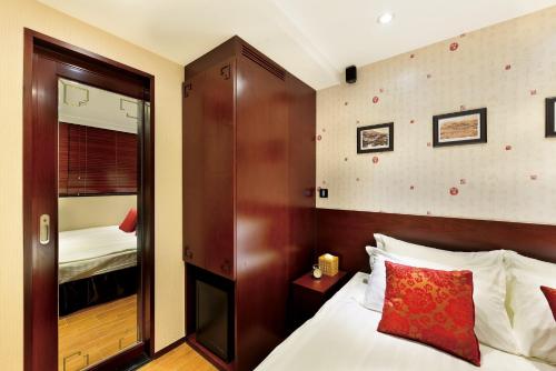 香港にあるThe Shai Red - formerly Mingle in The Shaiのベッドと鏡が備わるホテルルーム
