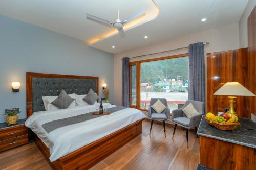 - une chambre avec un grand lit et une fenêtre dans l'établissement Kasol ArtHouse - The Treasure of Himalayas, à Kasol