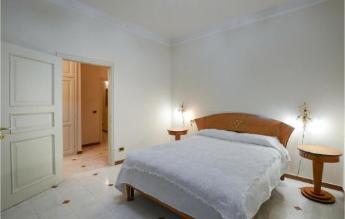 Schlafzimmer mit einem Bett, einem Tisch und einer Tür in der Unterkunft Nice Apartment In Bagnone With Kitchen in Bagnone