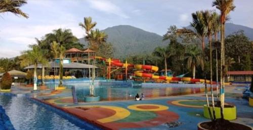 um grande parque aquático com escorrega aquático em Penginapan sweety homestays em Ciwidey