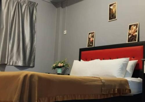 1 dormitorio con 1 cama con cabecero rojo en 2BR Apartment in Port Dickson Bayu Beach Resort, en Port Dickson
