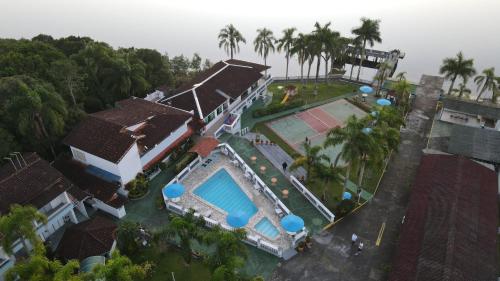 uma vista aérea de uma casa com piscina em Hotel Costa Azul em Cananeia