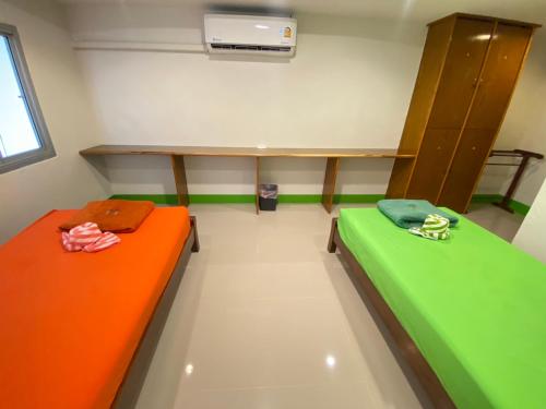 Lotus Hostel Beach Koh Taoにあるベッド