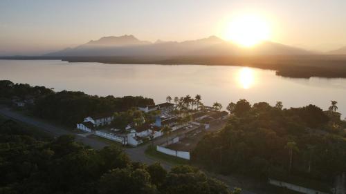 uma vista aérea de um lago ao pôr-do-sol em Hotel Costa Azul em Cananeia