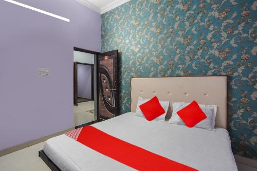 Een bed of bedden in een kamer bij SPOT ON Hotel Blue Sky
