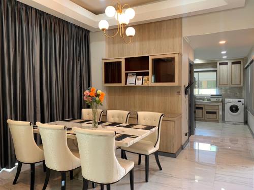 a dining room with a table and chairs at I am pool villa Pattaya no 5 in Ban Nong Phlap