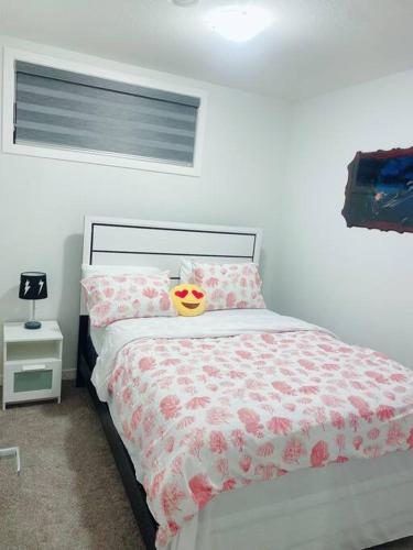 Somy Suite - Cozy 2bedrom with two queens bed and free street parkingにあるベッド