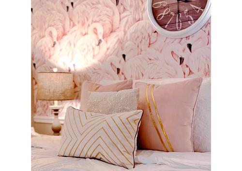 Schlafzimmer mit rosa Flamingos-Tapete in der Unterkunft Luxury Villa- 3 mins to Mohegan- Fully Stocked with King Bed & Fireplace- Jacuzzi, Saltwater Pools, Sauna in Norwich
