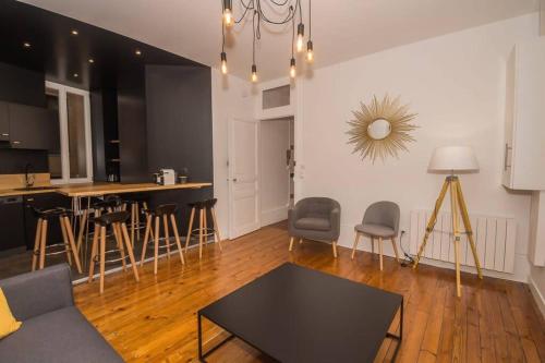 ein Wohnzimmer mit einem Tisch und einigen Stühlen in der Unterkunft Ma Pref de Miss K in Mâcon