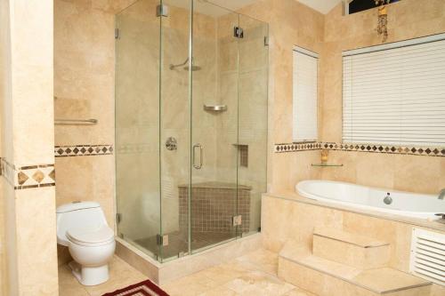 Bathroom sa Luxe Oasis: w/Pool & Lake Access