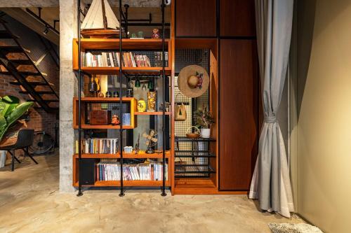 una estantería llena de libros en una habitación en Ruhigen Legend Villa Vesta Collections, en Phan Rang