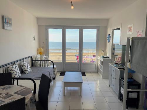- un salon avec vue sur la plage dans l'établissement Studio moderne face mer avec grand balcon à Saint-Jean-de-Monts, classé 1* - FR-1-323-431, à Saint-Jean-de-Monts