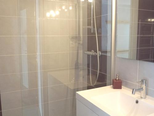 une salle de bain avec un lavabo et une douche dans l'établissement Beau studio 4 pers avec balcon et parking face à la mer - FR-1-323-427, à Saint-Jean-de-Monts