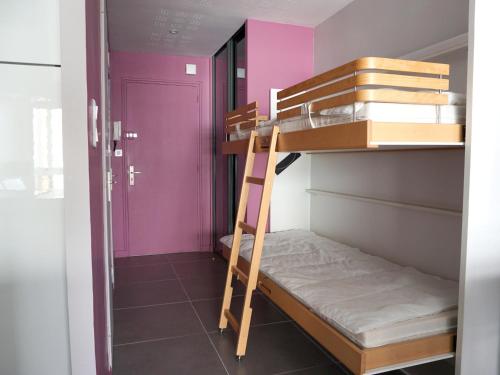Cette chambre comprend un lit superposé avec une échelle et une porte. dans l'établissement Beau studio 4 pers avec balcon et parking face à la mer - FR-1-323-427, à Saint-Jean-de-Monts