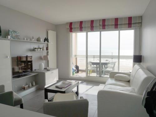 un salon avec vue sur l'océan dans l'établissement Beau studio 4 pers avec balcon et parking face à la mer - FR-1-323-427, à Saint-Jean-de-Monts