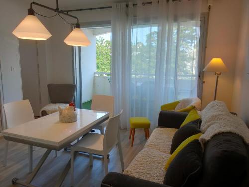 un salon avec un canapé et une table dans l'établissement Appartement Confortable à Saint Jean de Monts - Plage, Balcon, Parking, Wifi Gratuit - FR-1-323-454, à Saint-Jean-de-Monts