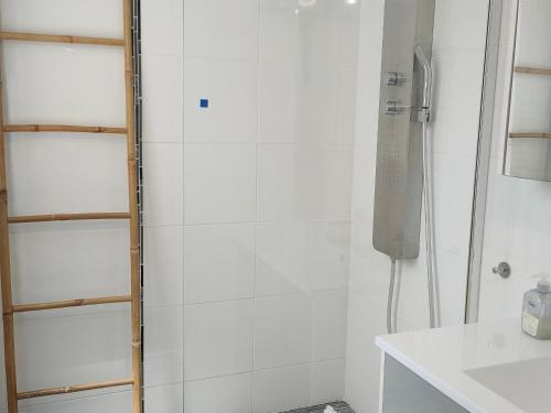 une salle de bain avec douche et lavabo dans l'établissement Appartement Confortable à Saint Jean de Monts - Plage, Balcon, Parking, Wifi Gratuit - FR-1-323-454, à Saint-Jean-de-Monts