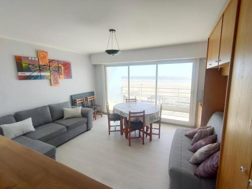 un salon avec un canapé et une table dans l'établissement Studio Confortable pour 3 près Plage, Parking, Cuisine équipée - FR-1-323-459, à Saint-Jean-de-Monts