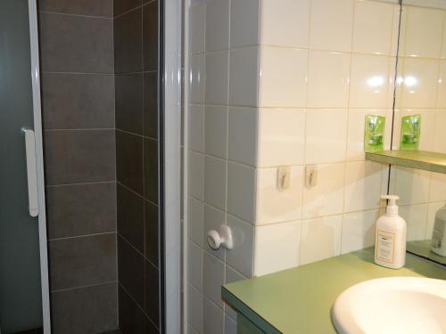 une salle de bain avec douche et lavabo dans l'établissement Studio Confortable pour 3 près Plage, Parking, Cuisine équipée - FR-1-323-459, à Saint-Jean-de-Monts