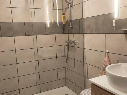 une salle de bain avec douche et lavabo dans l'établissement Appartement cosy à 220m de la plage avec terrasse privée, proche centre et forêt - St Jean de Monts - FR-1-323-463, à Saint-Jean-de-Monts