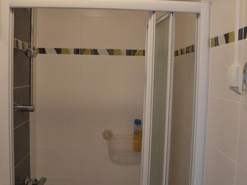 um chuveiro com uma porta de vidro na casa de banho em Appartement Saint-Jean-de-Monts, 2 pièces, 4 personnes - FR-1-323-448 em Saint-Jean-de-Monts
