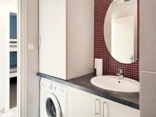 une salle de bain avec un lavabo et une machine à laver dans l'établissement Studio cabine avec balcon près des commerces - FR-1-323-424, à Saint-Jean-de-Monts
