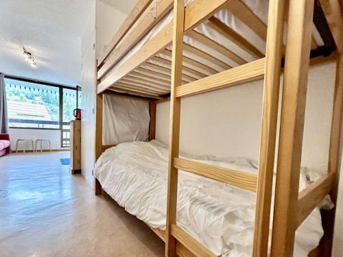 une chambre avec deux lits superposés dans une pièce dans l'établissement Studio lumineux avec coin montagne, balcon sud et parking - 4 pers, La Salle les Alpes - FR-1-330F-227, à La Salle Les Alpes