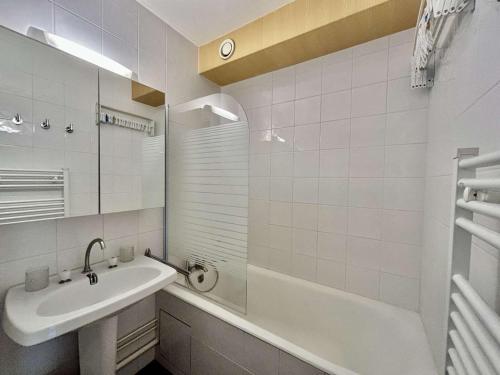 une salle de bain blanche avec un lavabo et une baignoire dans l'établissement Studio lumineux avec coin montagne, balcon sud et parking - 4 pers, La Salle les Alpes - FR-1-330F-227, à La Salle Les Alpes
