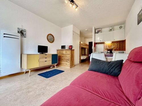 un salon avec un canapé rouge et une cuisine dans l'établissement Studio lumineux avec coin montagne, balcon sud et parking - 4 pers, La Salle les Alpes - FR-1-330F-227, à La Salle Les Alpes