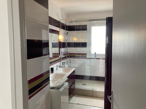 une salle de bain avec un lavabo et un miroir dans l'établissement Appartement rénové 4 pers, 200m plage, proche commerces, balcon, parking, animaux admis - FR-1-323-443, à Saint-Hilaire-de-Riez
