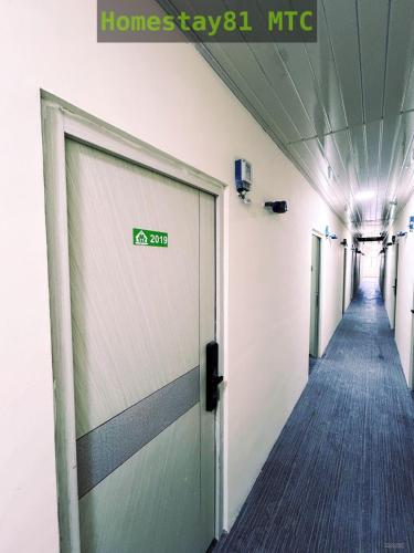 einen Flur mit Tür in einem Gebäude in der Unterkunft Homestay81 MTC in Nongsa