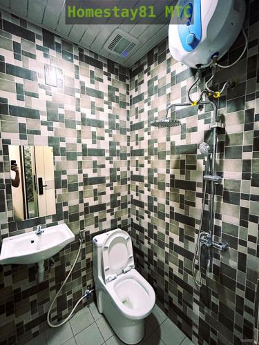 Homestay81 MTC في نونغْسا: حمام مع مرحاض ومغسلة
