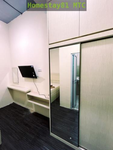 une pièce vide avec un bureau et un miroir dans l'établissement Homestay81 MTC, à Nongsa
