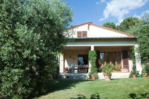 a house with a garden and a tree at Villa Fiorenzani in Radicondoli